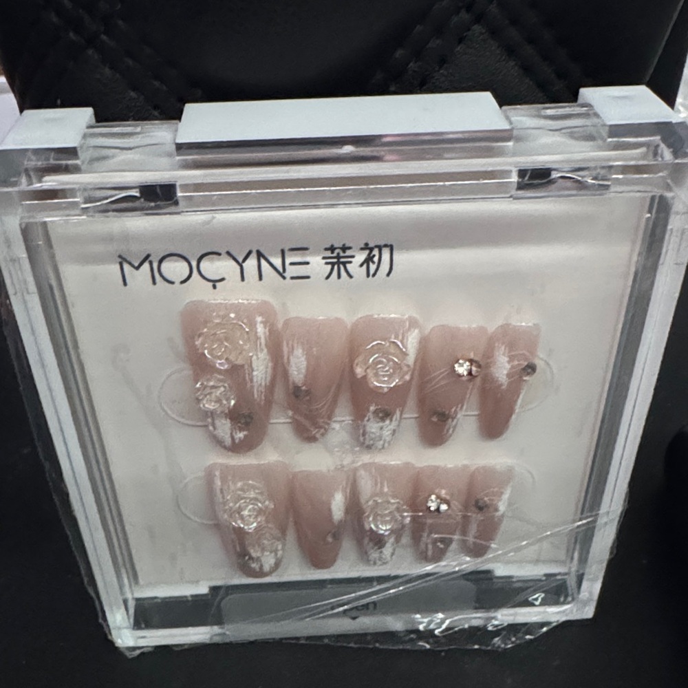MOCYNE Elegant Press-On Nails (All Nail Sizes)